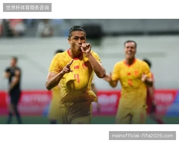 张玉宁头球击中立柱错失良机,中国队中场控制力不足难以穿透泰国队防线 张玉宁头球击中立柱错失良机,中国队中场控制力不足难以穿透泰国队防线